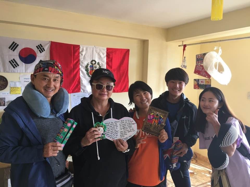 손편지를 든 가족 손님과 이모