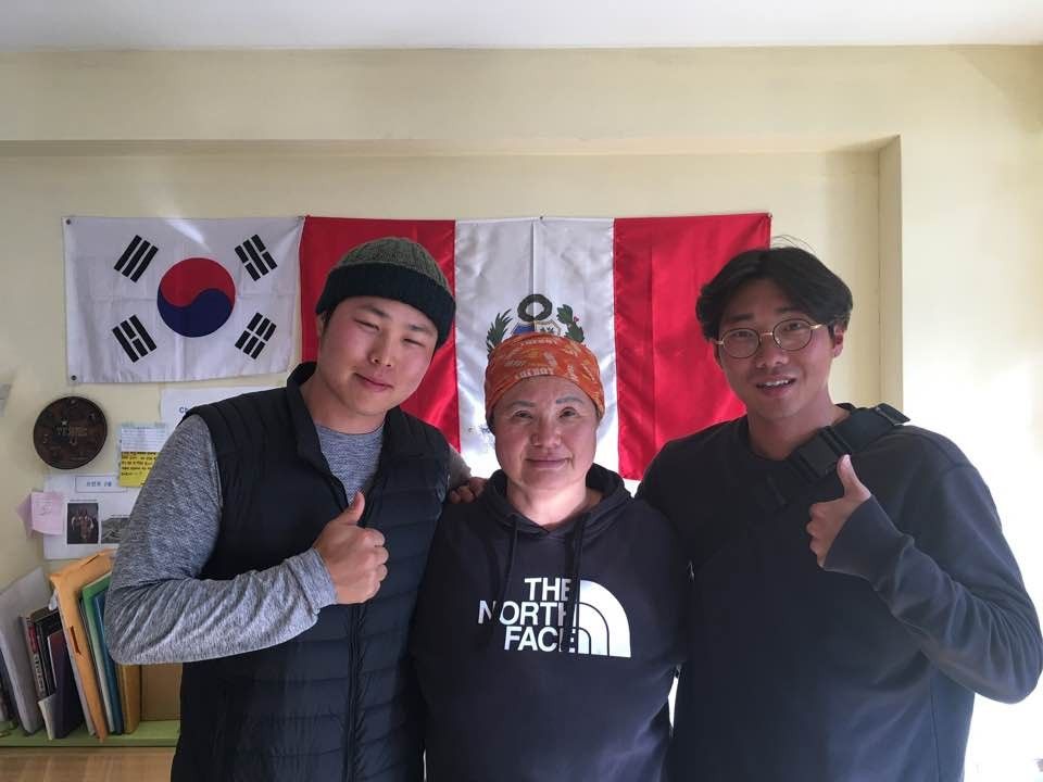 태극기 앞 이모와 손님 두 분